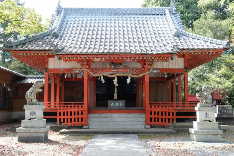 豊前市中村 角田八幡神社の朱塗りの拝殿