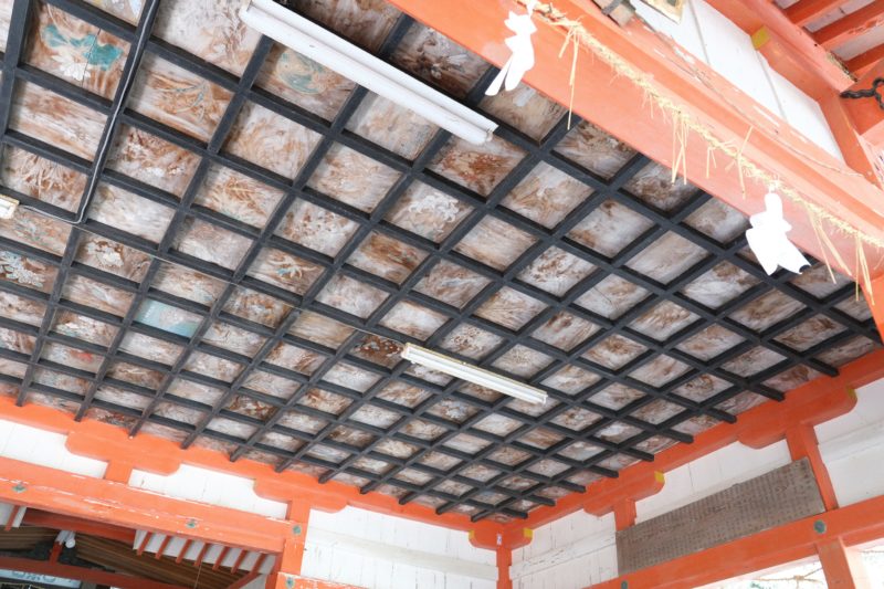 豊前市中村 角田八幡神社の朱塗りの拝殿の天井