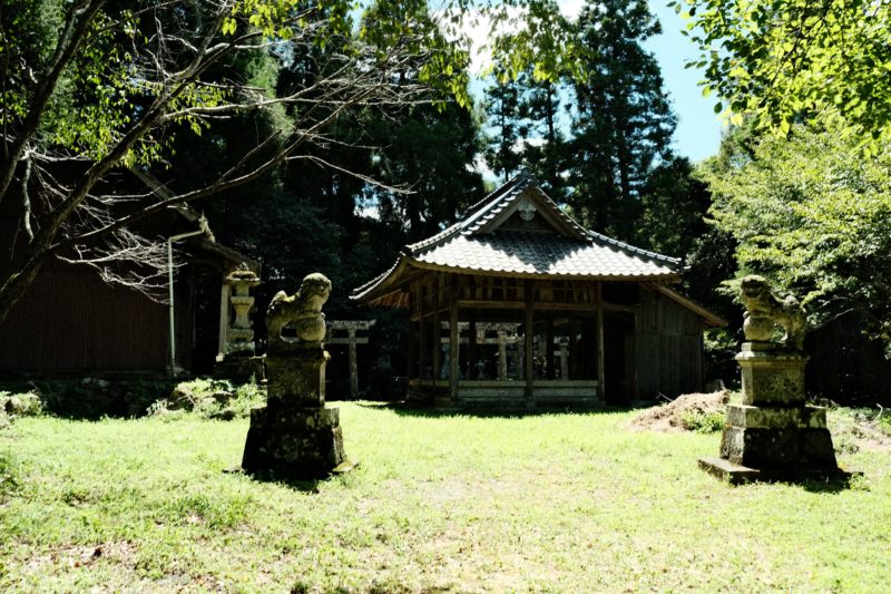 香春から来た秦氏が宇佐で最初に建てた神社 - 稲積六神社 鳥居をくぐって
