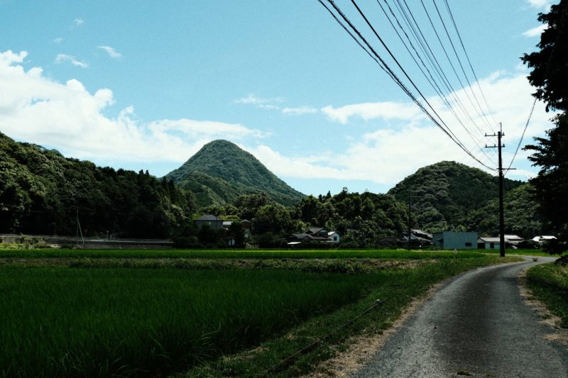 稲積神社の先にある三角の山